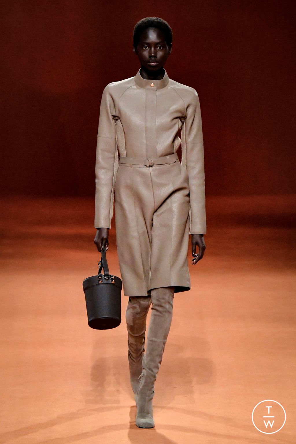 Fashion Week Paris Fall/Winter 2023 look 36 from the Hermès collection 女装