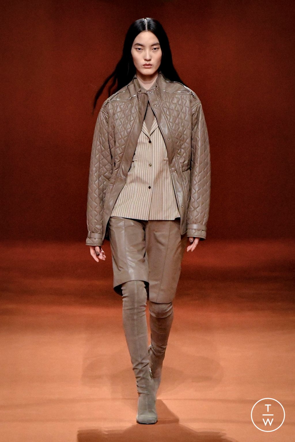 Fashion Week Paris Fall/Winter 2023 look 37 from the Hermès collection 女装