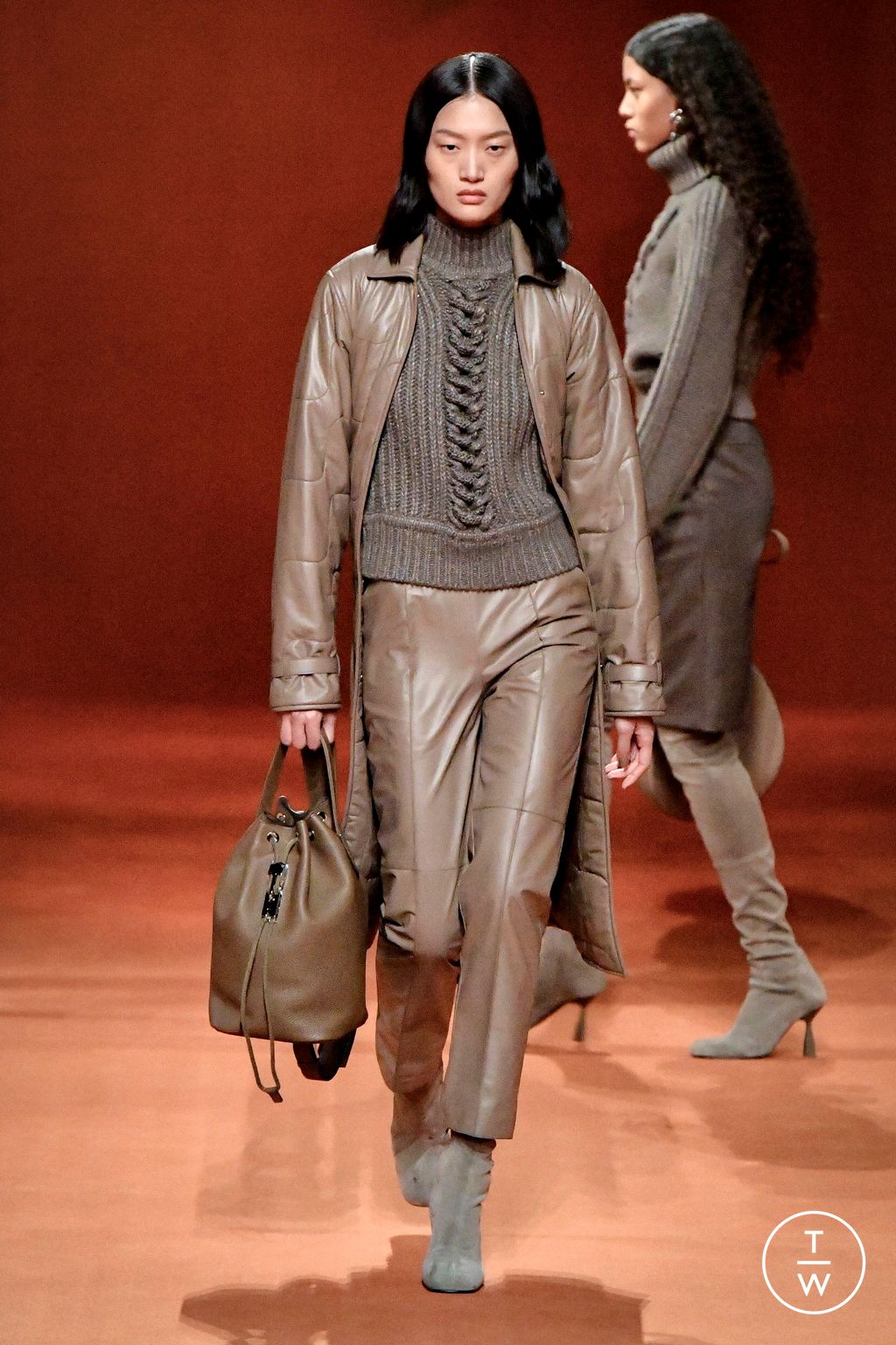 Fashion Week Paris Fall/Winter 2023 look 38 from the Hermès collection 女装