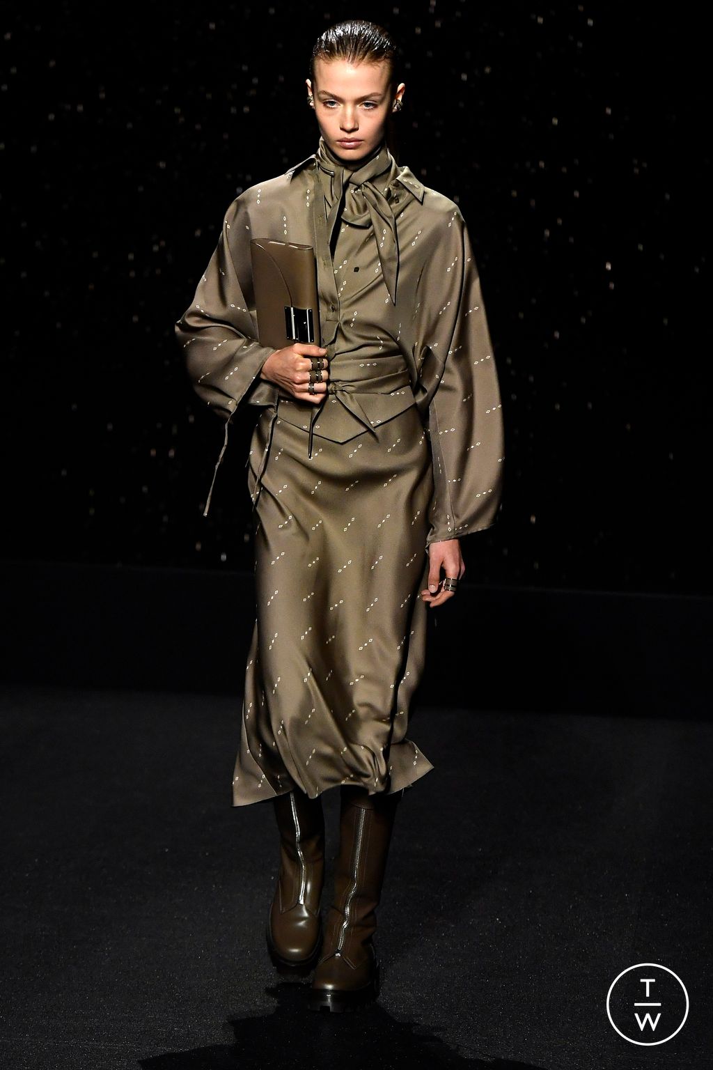 Fashion Week Paris Fall/Winter 2024 look 38 from the Hermès collection womenswear