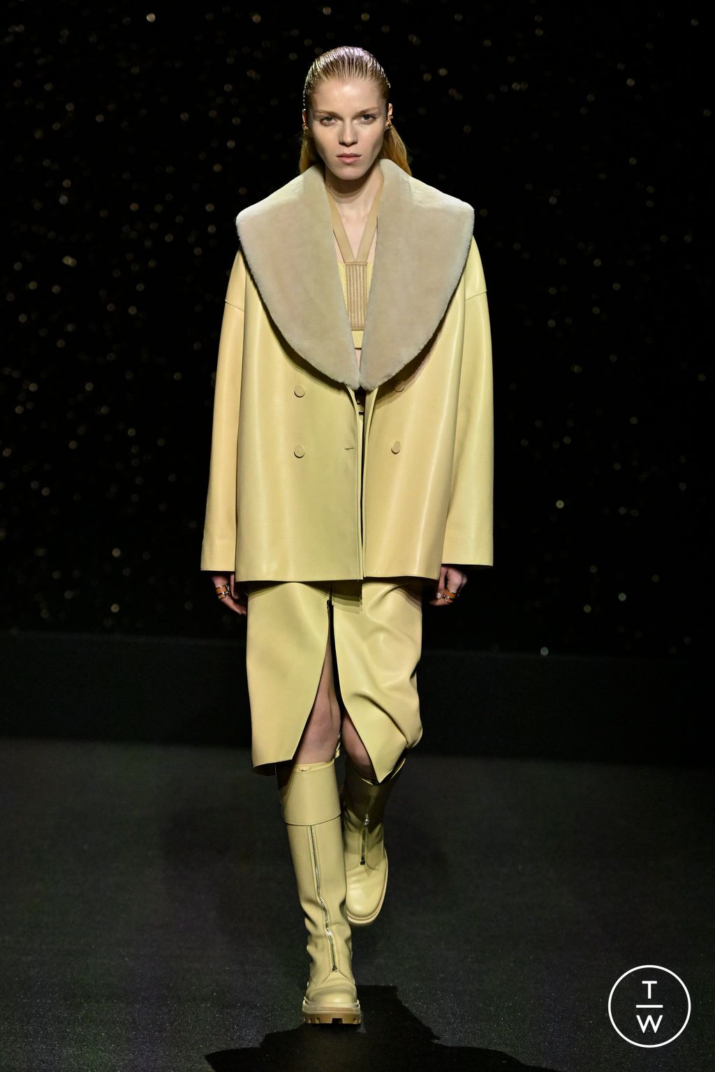 Fashion Week Paris Fall/Winter 2024 look 42 from the Hermès collection 女装