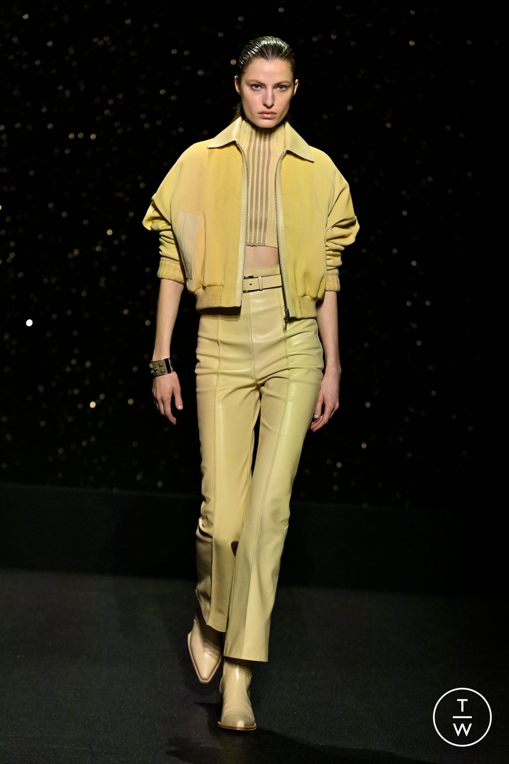 Fashion Week Paris Fall/Winter 2024 look 43 from the Hermès collection 女装