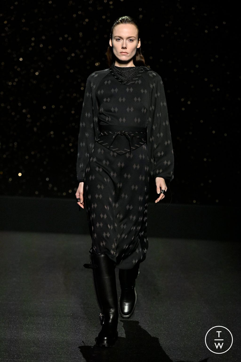 Fashion Week Paris Fall/Winter 2024 look 57 from the Hermès collection 女装