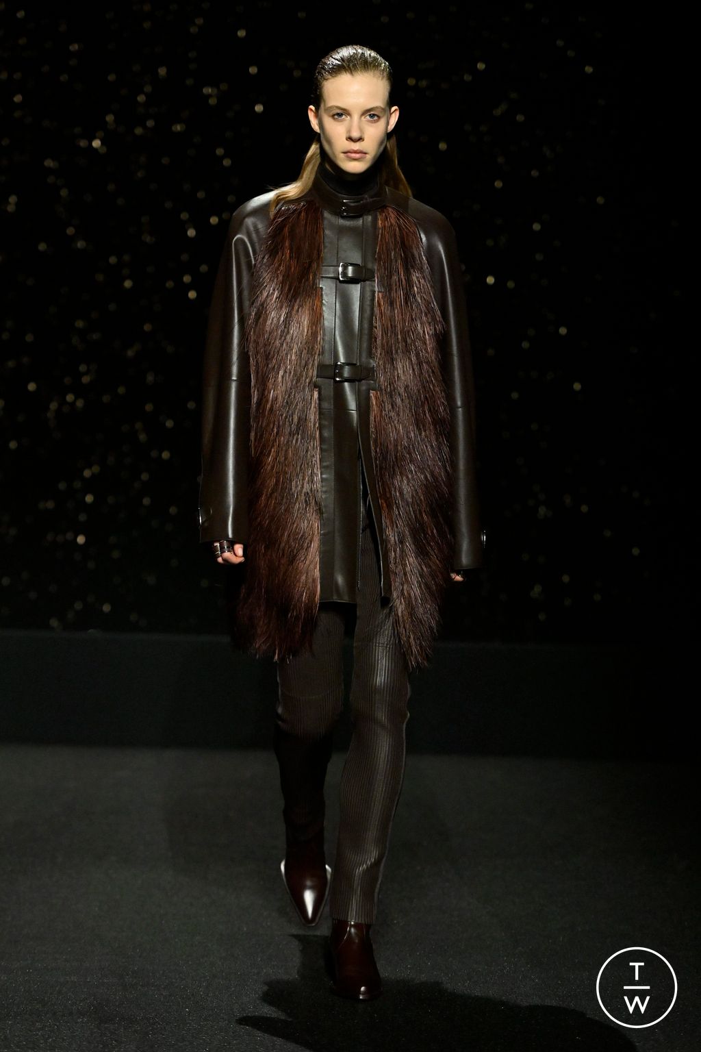 Fashion Week Paris Fall/Winter 2024 look 24 from the Hermès collection 女装