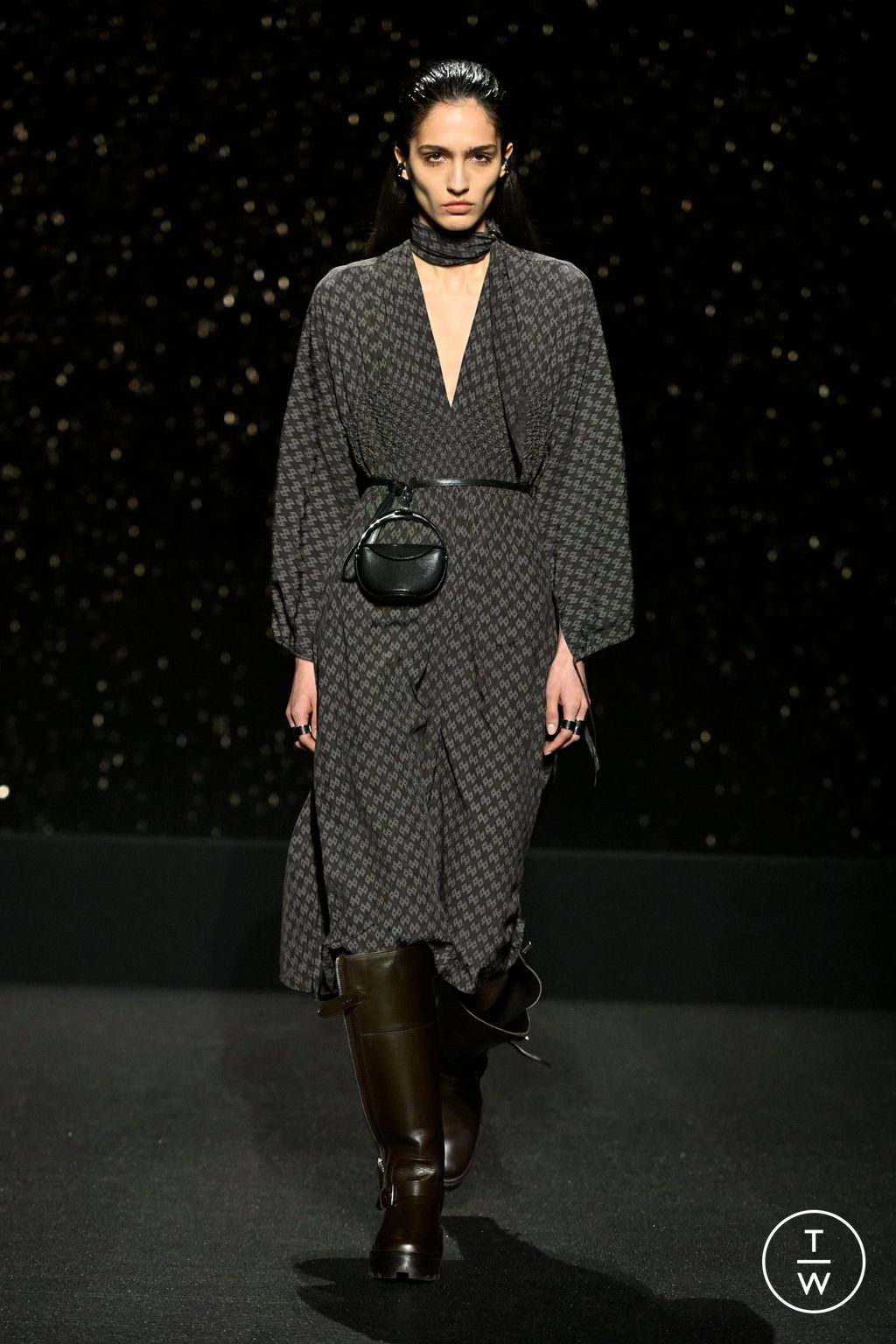 Fashion Week Paris Fall/Winter 2024 look 31 from the Hermès collection 女装
