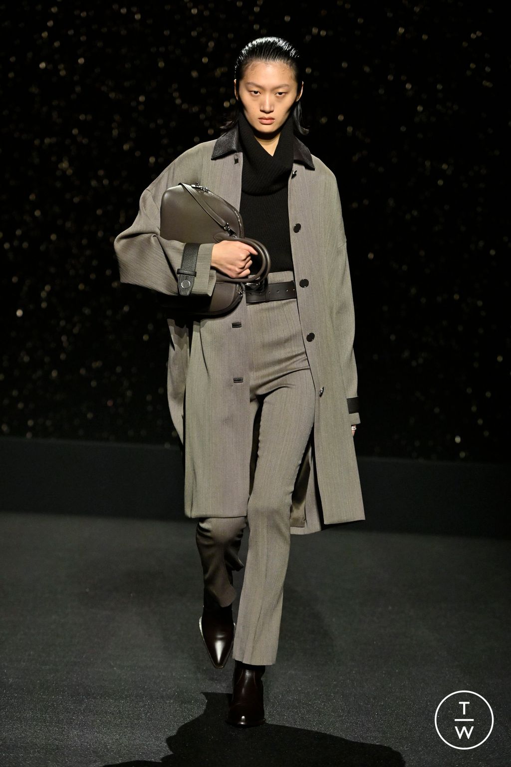Fashion Week Paris Fall/Winter 2024 look 32 from the Hermès collection 女装