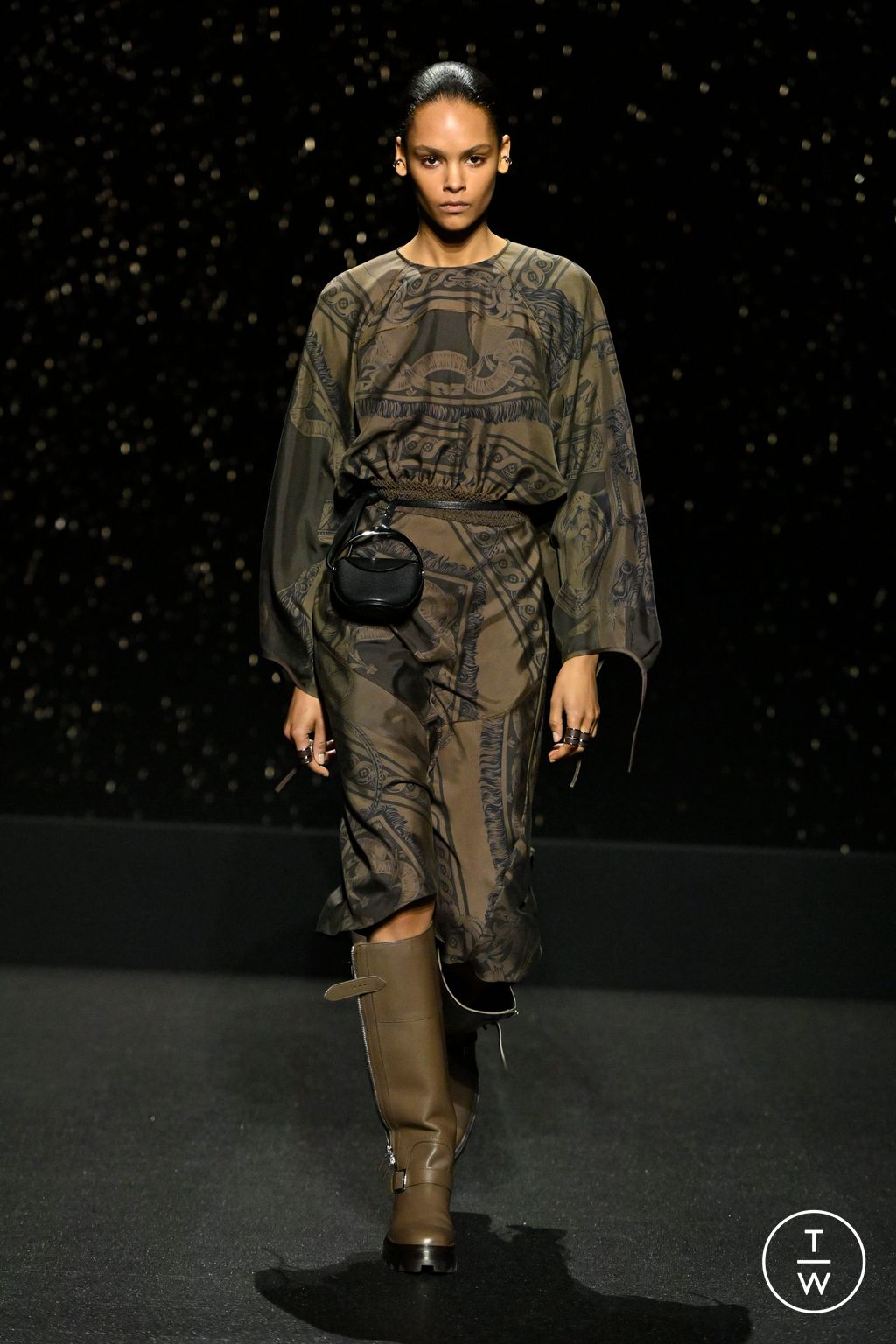 Fashion Week Paris Fall/Winter 2024 look 34 from the Hermès collection womenswear