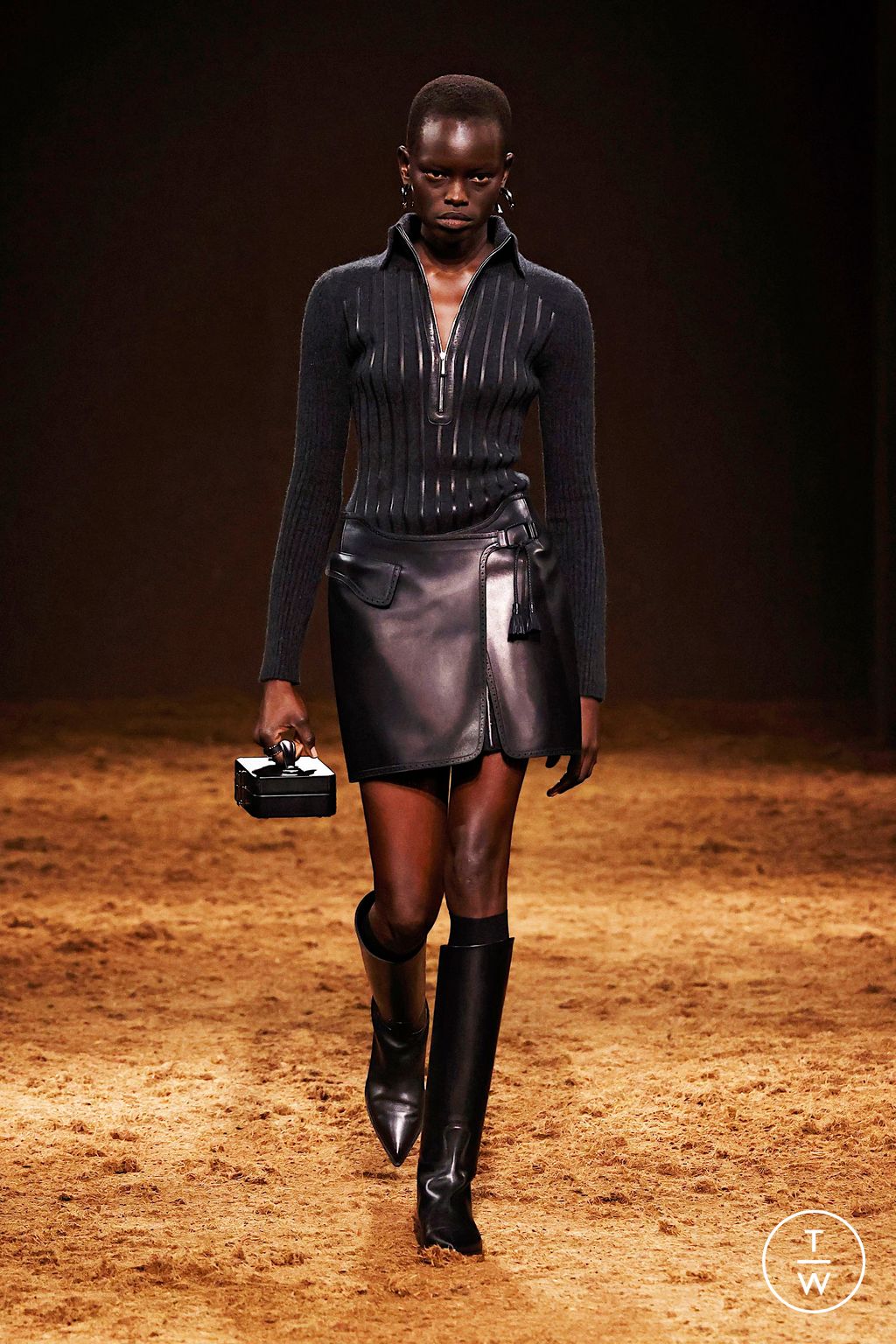 Fashion Week Paris Fall/Winter 2025 look 1 from the Hermès collection 女装