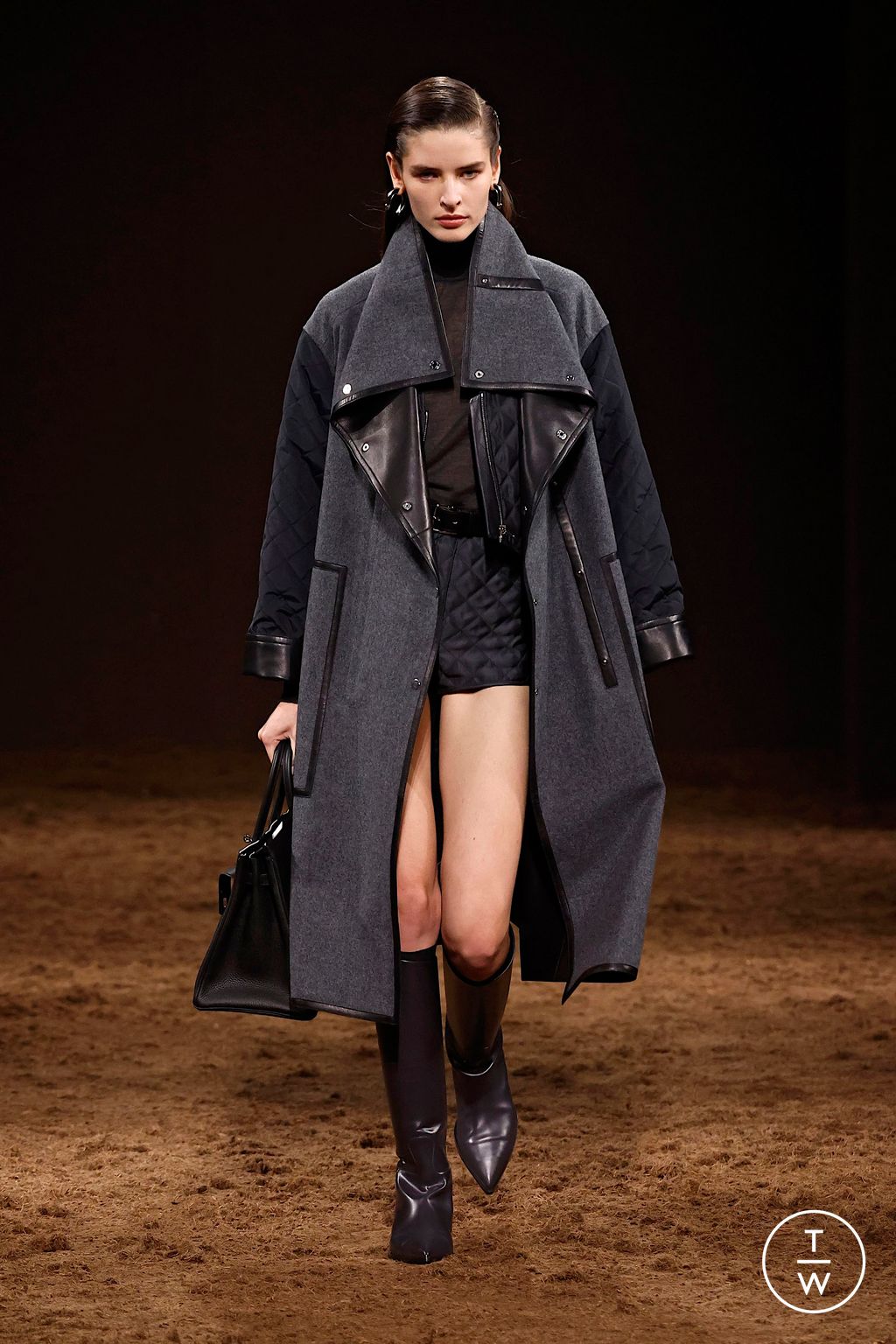 Fashion Week Paris Fall/Winter 2025 look 2 de la collection Hermès womenswear