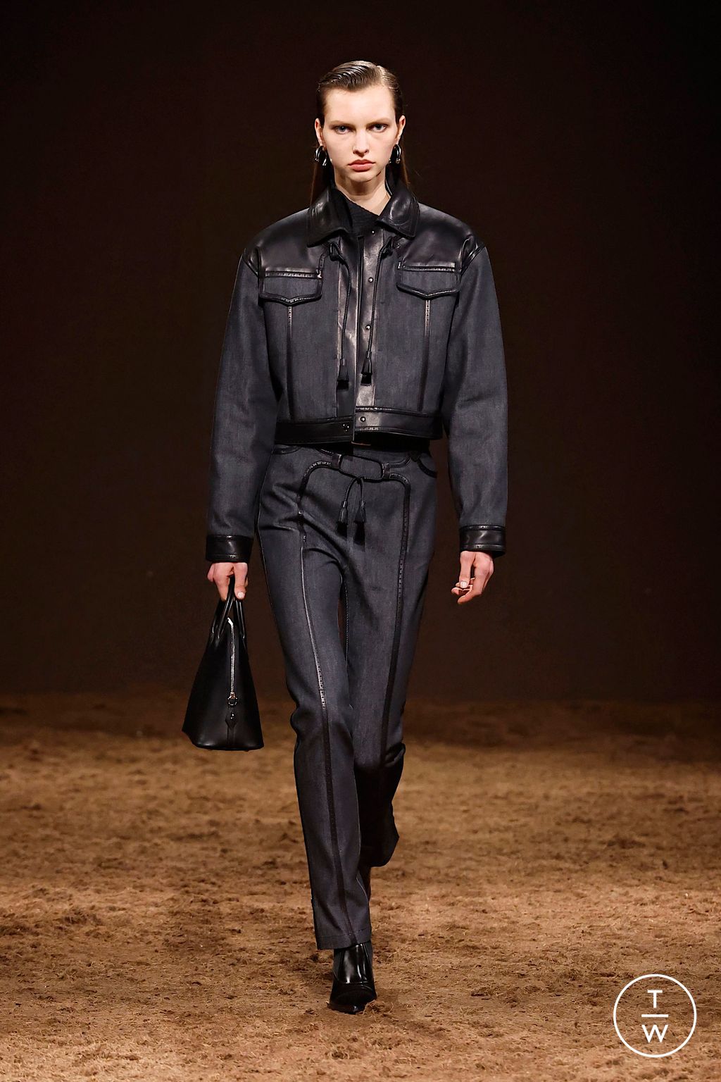 Fashion Week Paris Fall/Winter 2025 look 4 from the Hermès collection 女装