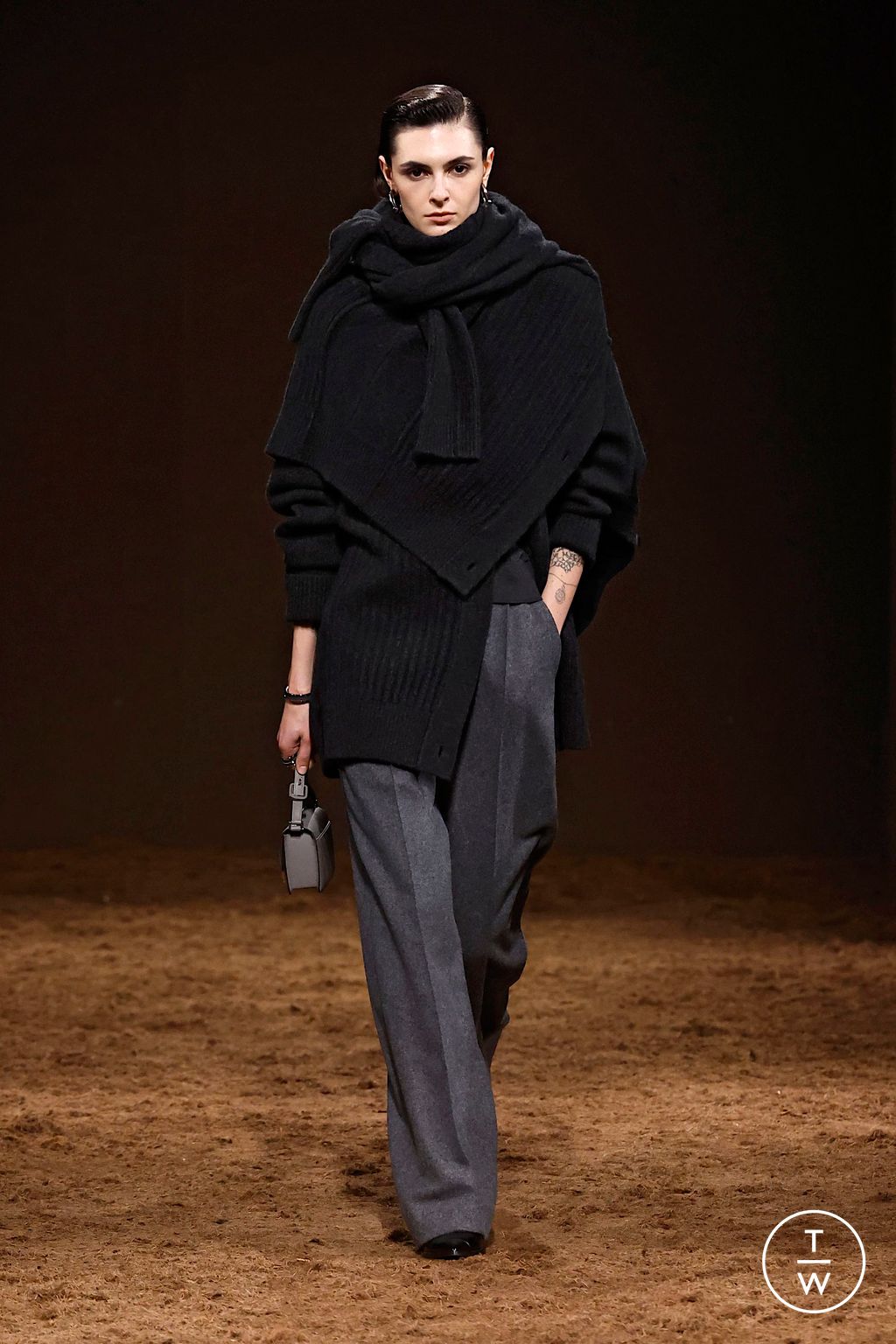 Fashion Week Paris Fall/Winter 2025 look 10 from the Hermès collection womenswear