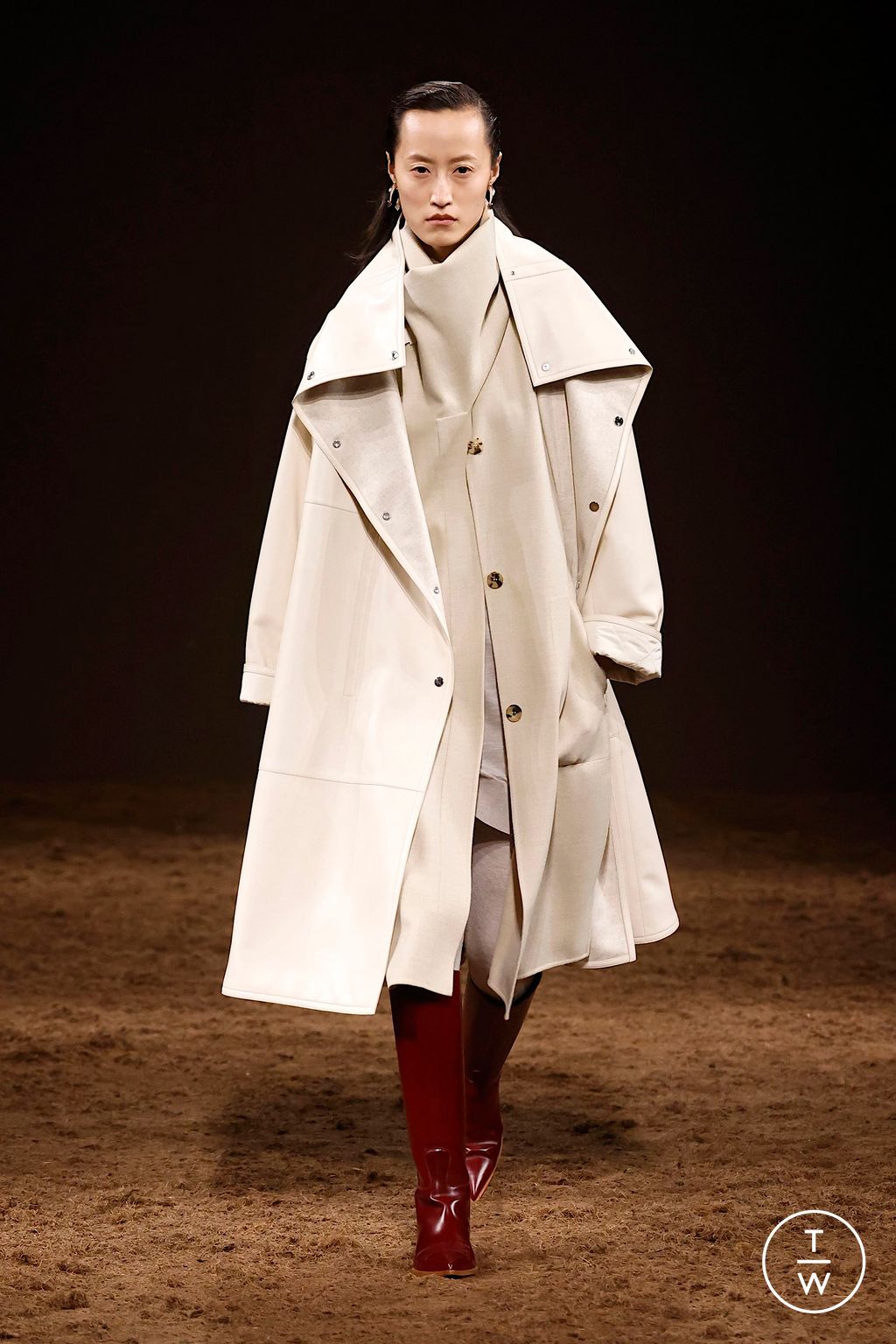 Fashion Week Paris Fall/Winter 2025 look 14 de la collection Hermès womenswear