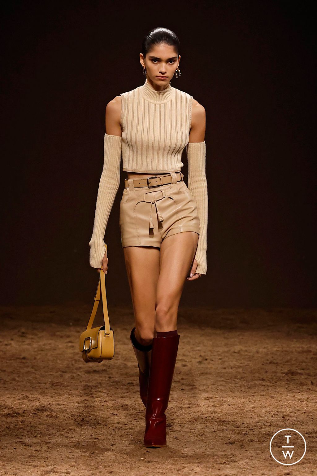 Fashion Week Paris Fall/Winter 2025 look 16 from the Hermès collection 女装