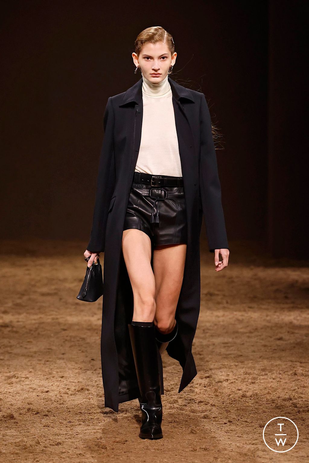 Fashion Week Paris Fall/Winter 2025 look 21 from the Hermès collection 女装