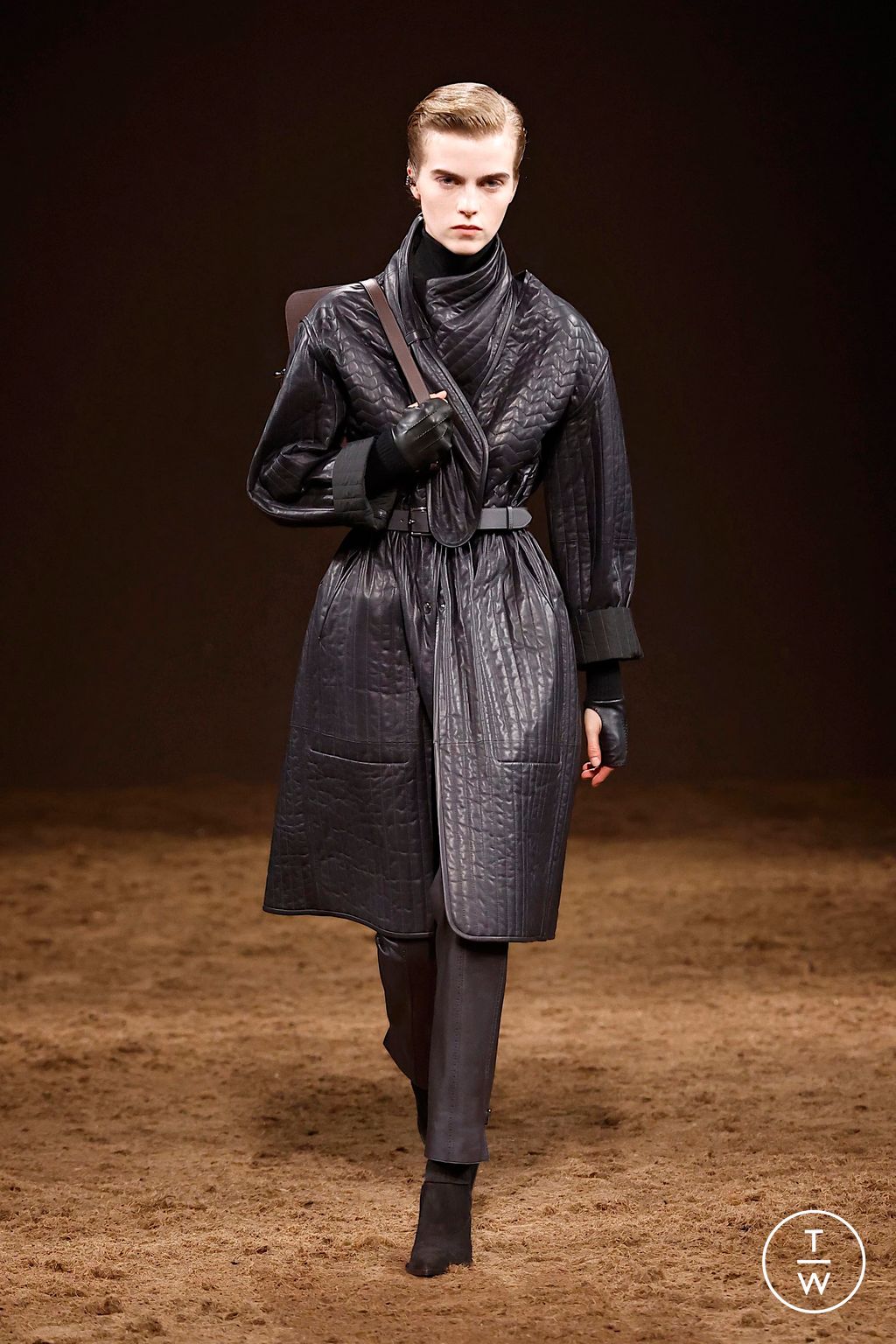 Fashion Week Paris Fall/Winter 2025 look 23 from the Hermès collection 女装