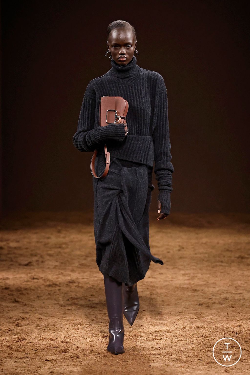 Fashion Week Paris Fall/Winter 2025 look 24 from the Hermès collection 女装