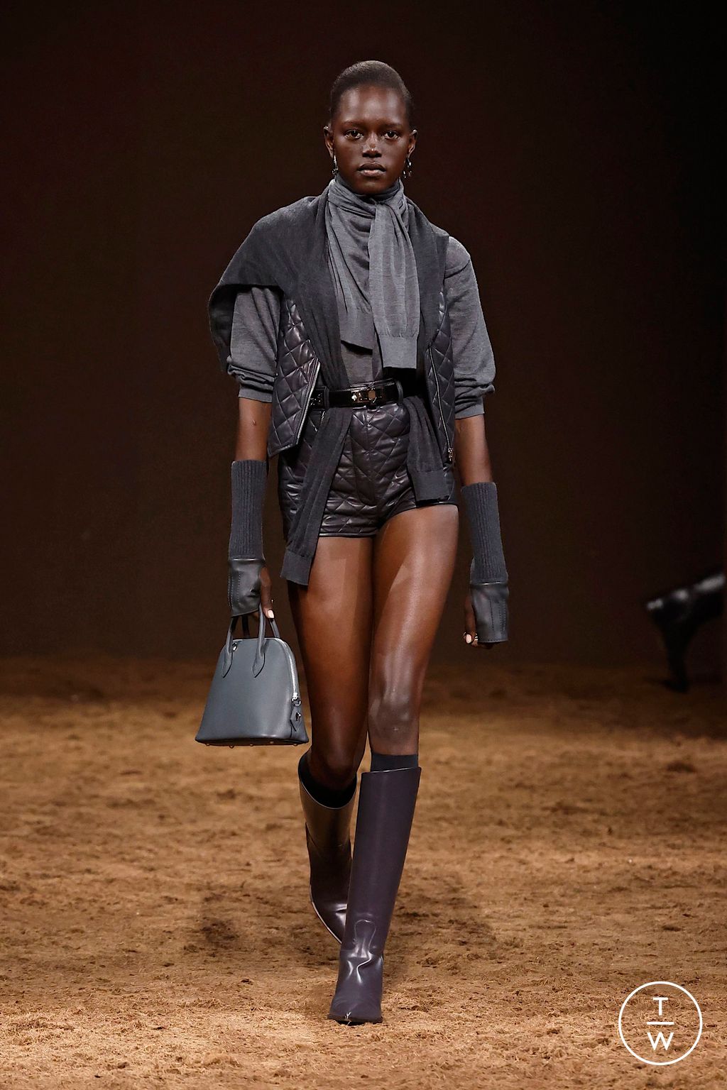 Fashion Week Paris Fall/Winter 2025 look 32 from the Hermès collection 女装