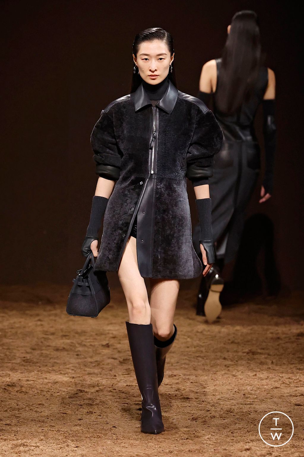 Fashion Week Paris Fall/Winter 2025 look 34 from the Hermès collection 女装