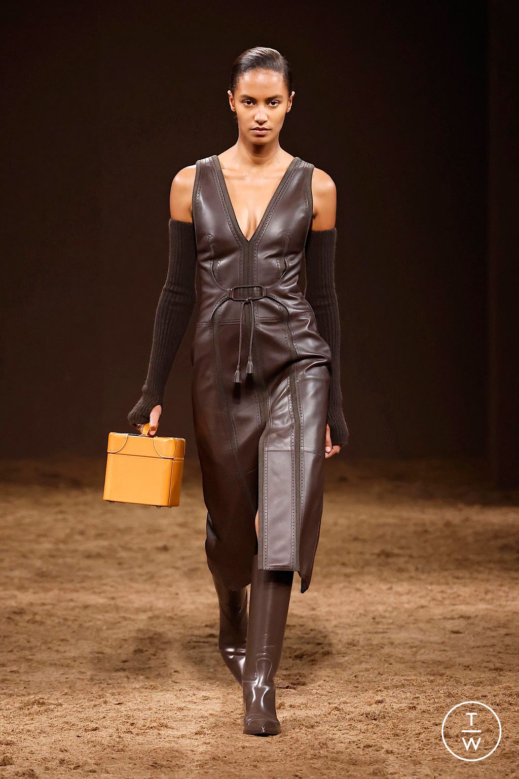 Fashion Week Paris Fall/Winter 2025 look 39 from the Hermès collection womenswear