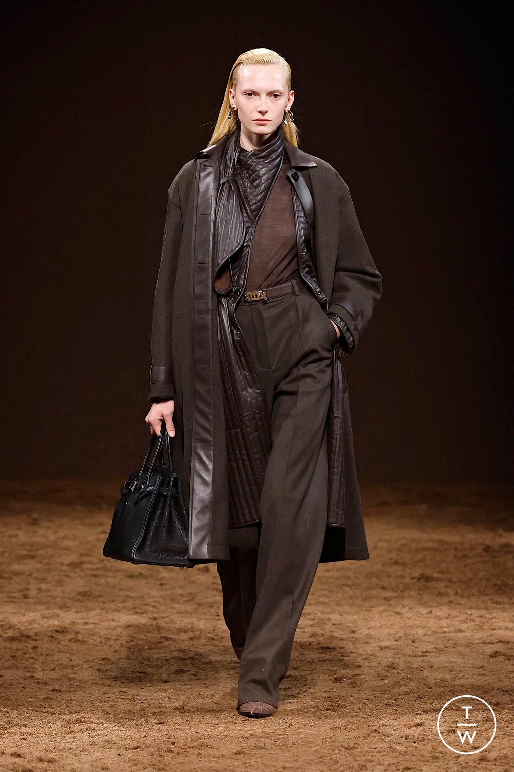 Fashion Week Paris Fall/Winter 2025 look 43 from the Hermès collection 女装