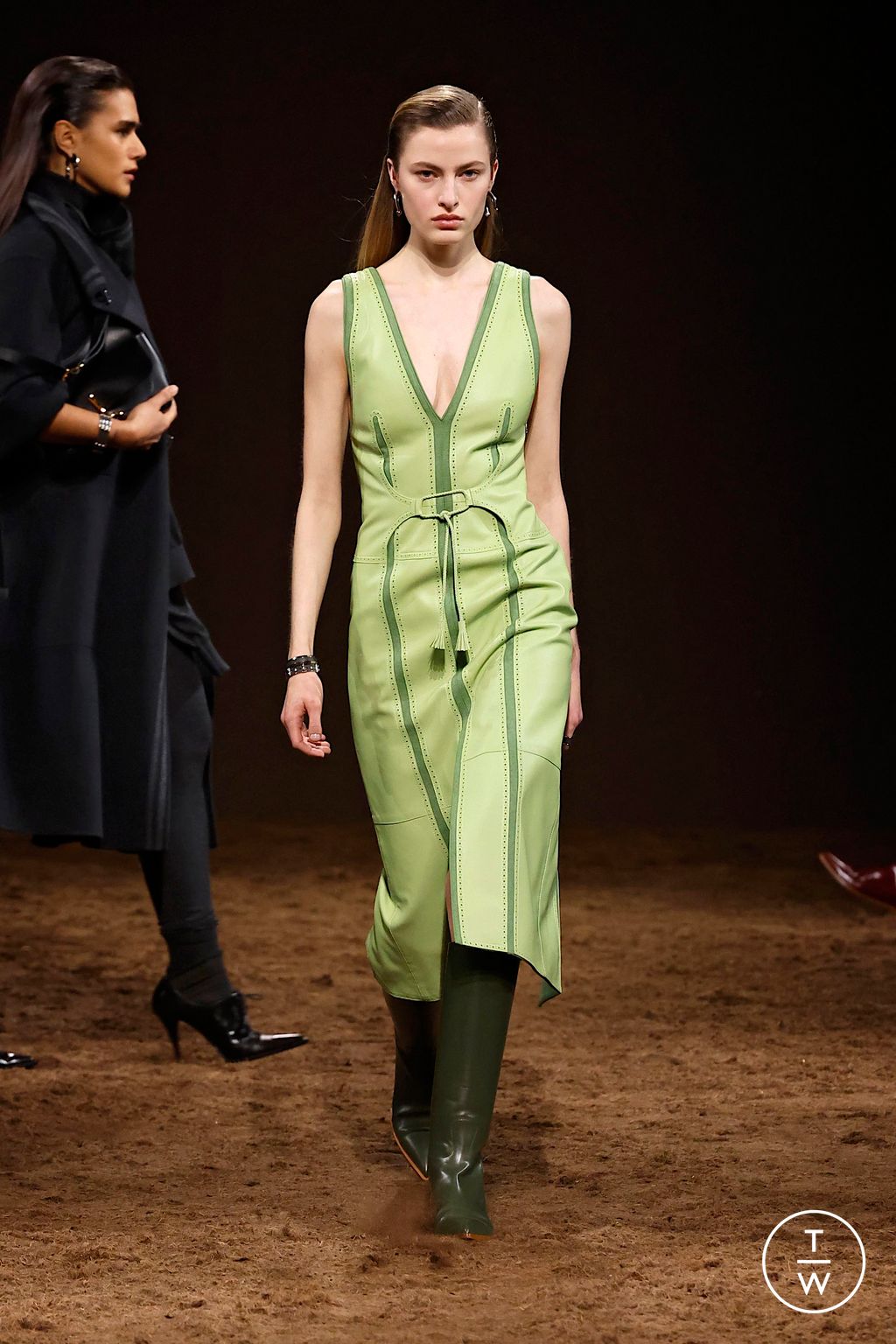 Fashion Week Paris Fall/Winter 2025 look 44 from the Hermès collection 女装
