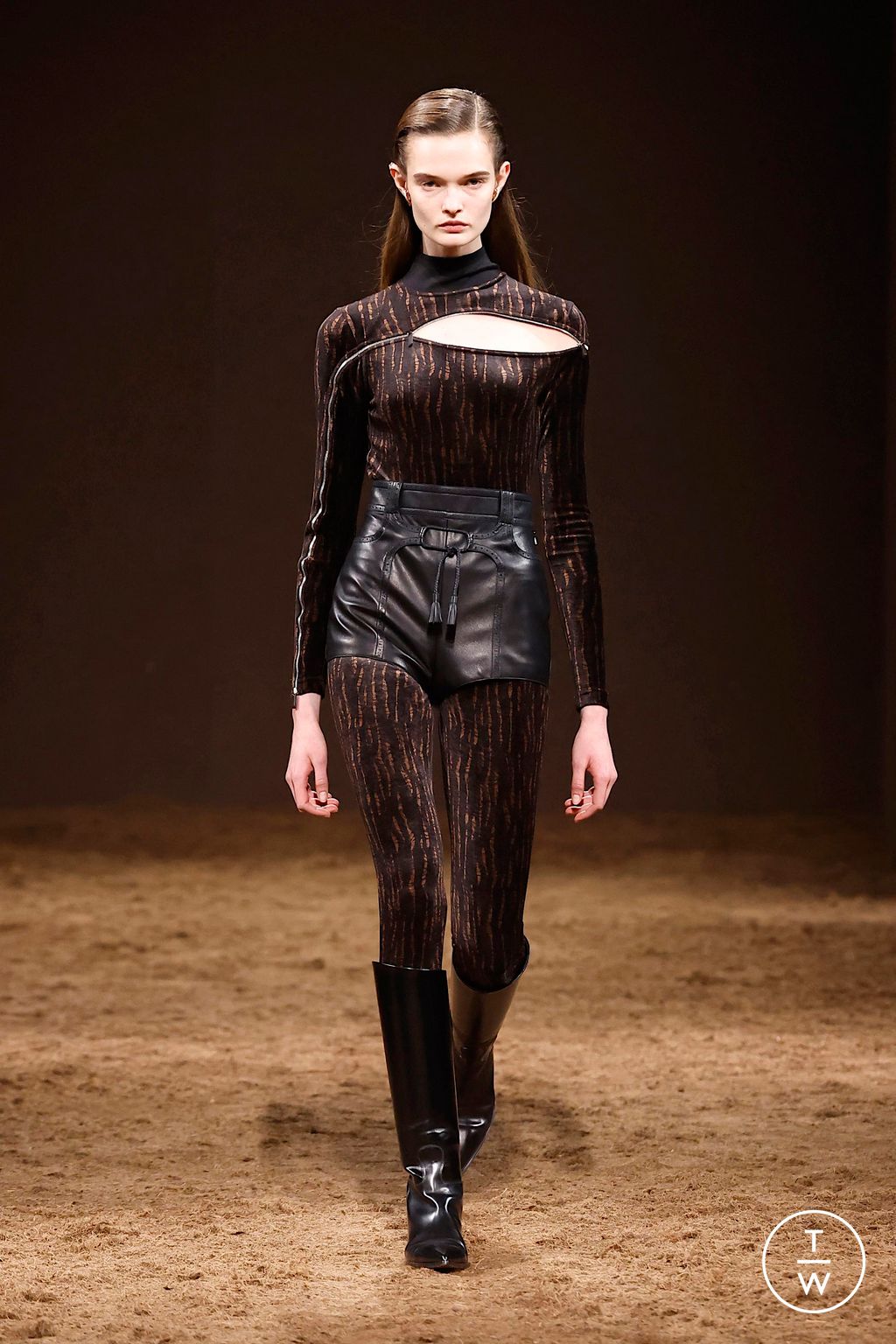 Fashion Week Paris Fall/Winter 2025 look 60 from the Hermès collection womenswear