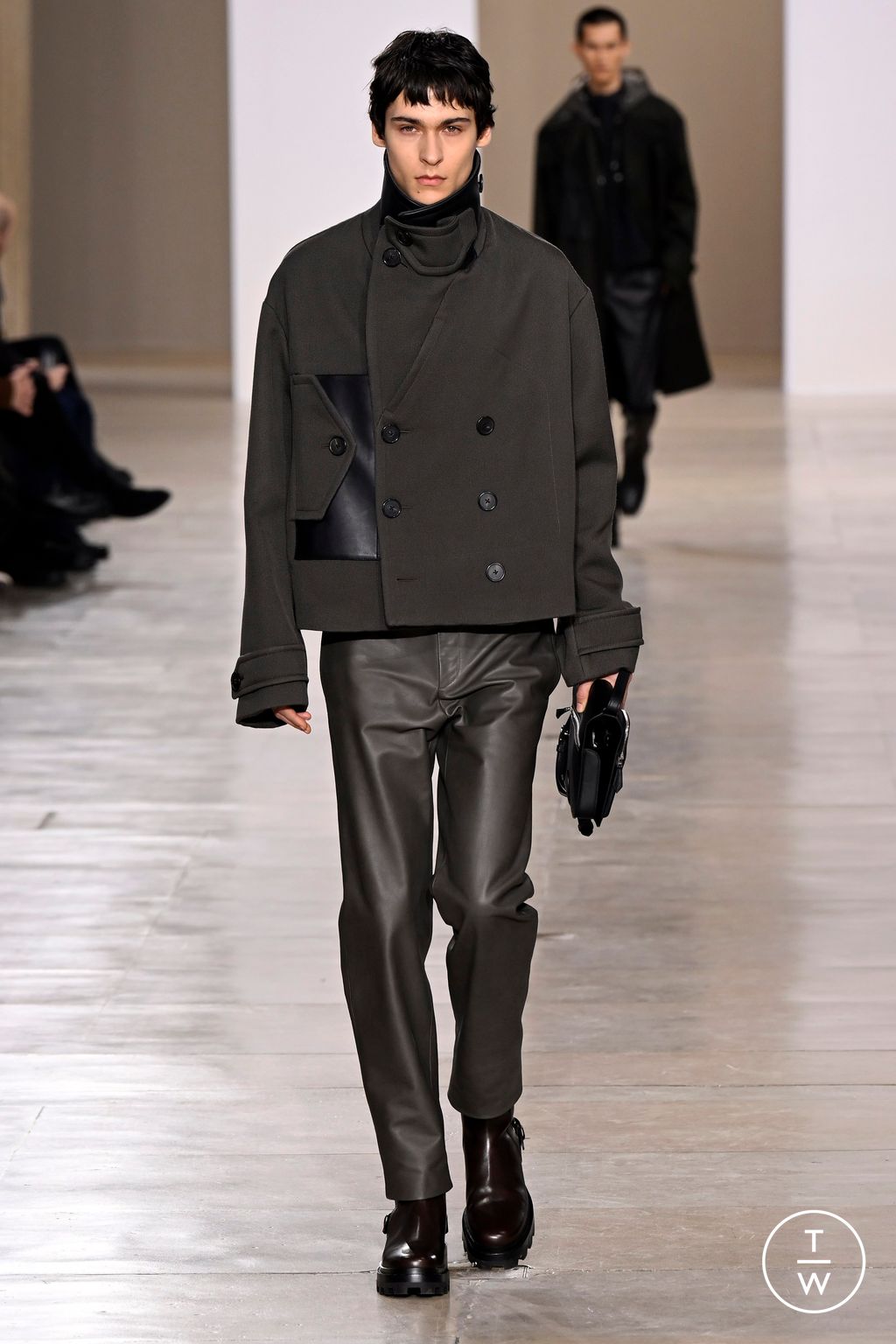 Fashion Week Paris Fall/Winter 2024 look 2 from the Hermès collection 男装