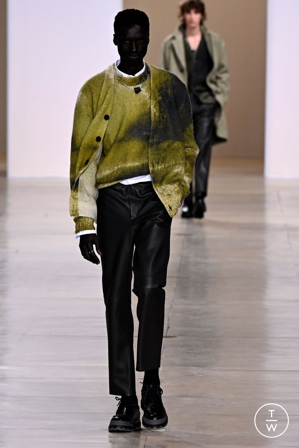 Fashion Week Paris Fall/Winter 2024 look 12 from the Hermès collection 男装