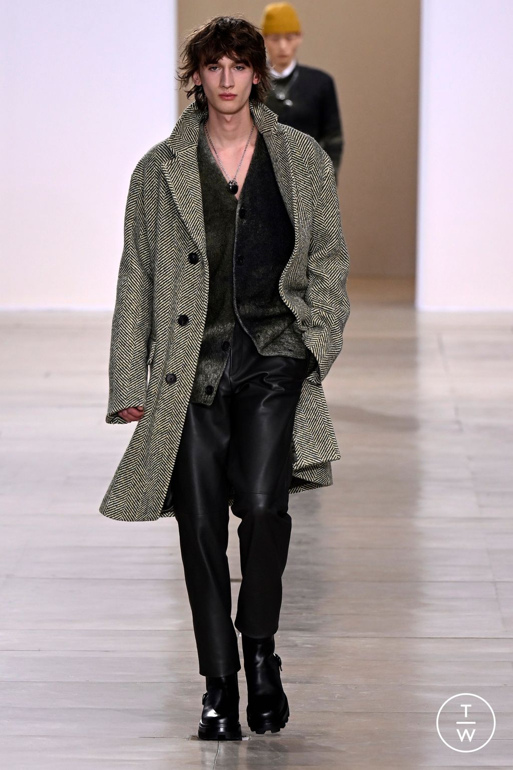 Fashion Week Paris Fall/Winter 2024 look 13 from the Hermès collection 男装