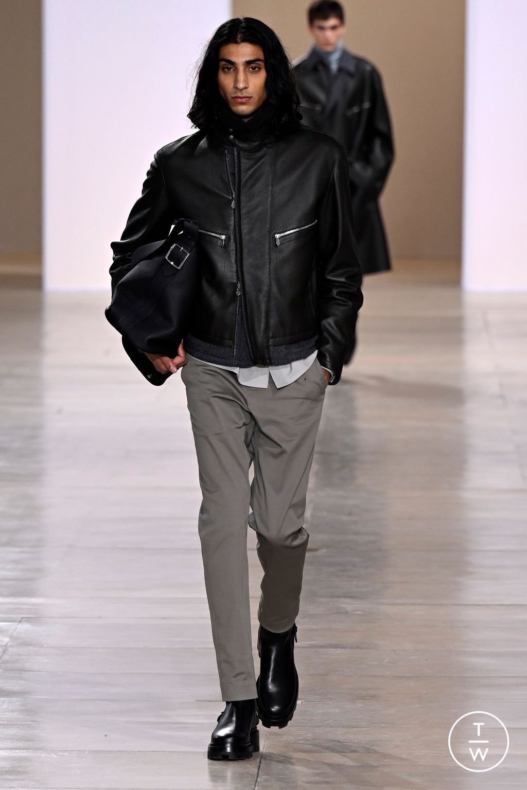 Fashion Week Paris Fall/Winter 2024 look 28 from the Hermès collection 男装