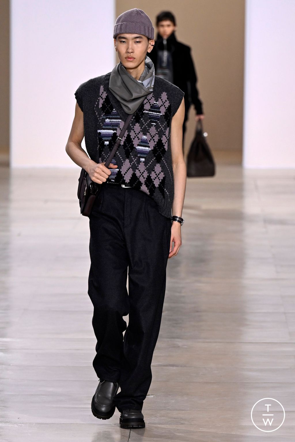 Fashion Week Paris Fall/Winter 2024 look 32 from the Hermès collection 男装