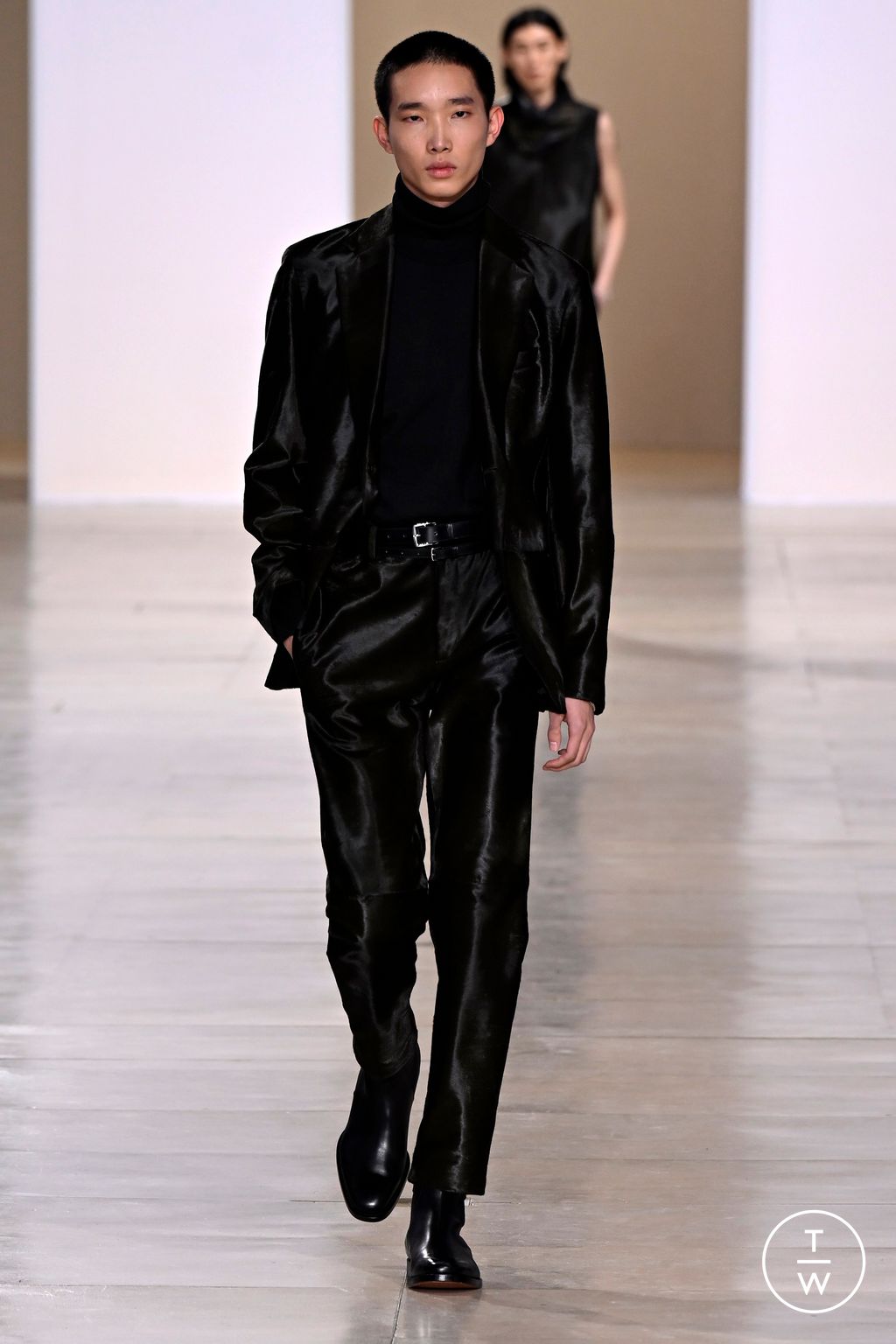 Fashion Week Paris Fall/Winter 2024 look 38 from the Hermès collection menswear
