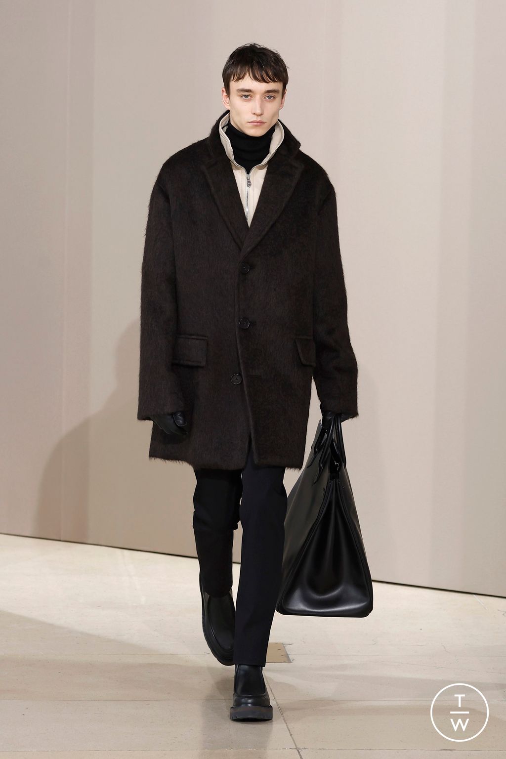 Fashion Week Paris Fall/Winter 2025 look 1 from the Hermès collection menswear