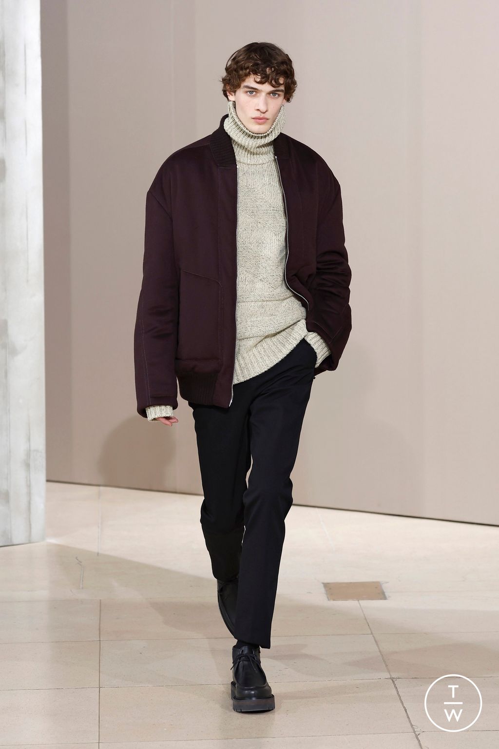 Fashion Week Paris Fall/Winter 2025 look 2 from the Hermès collection menswear