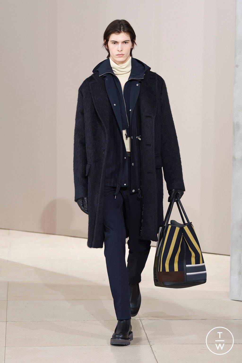 Fashion Week Paris Fall/Winter 2025 look 9 from the Hermès collection menswear