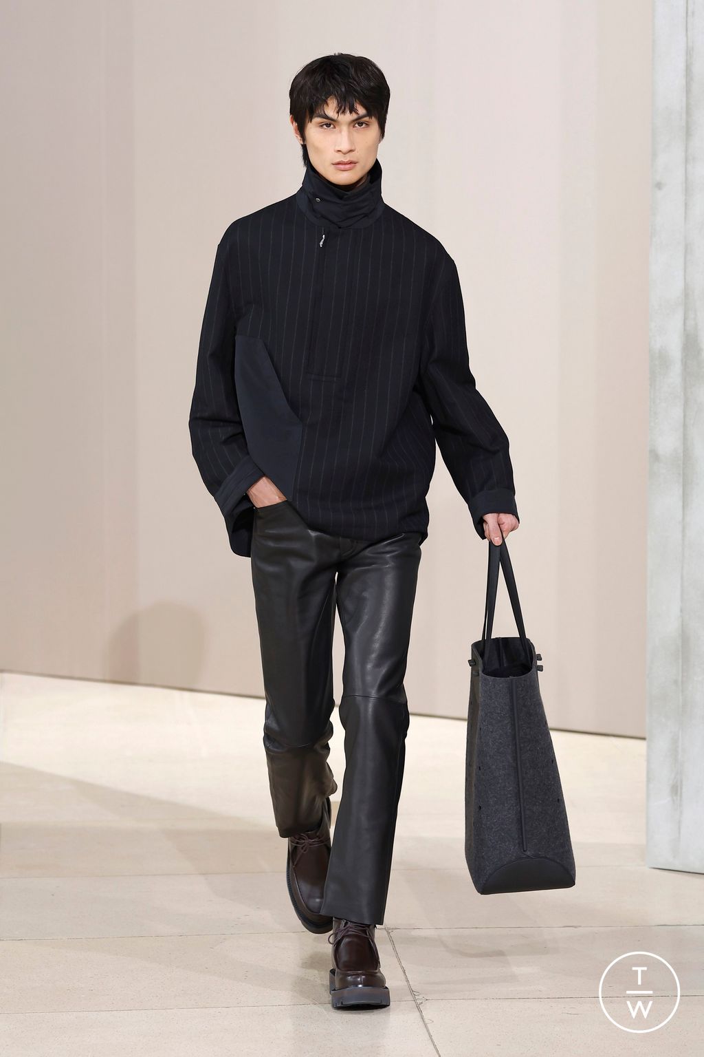 Fashion Week Paris Fall/Winter 2025 look 10 from the Hermès collection menswear