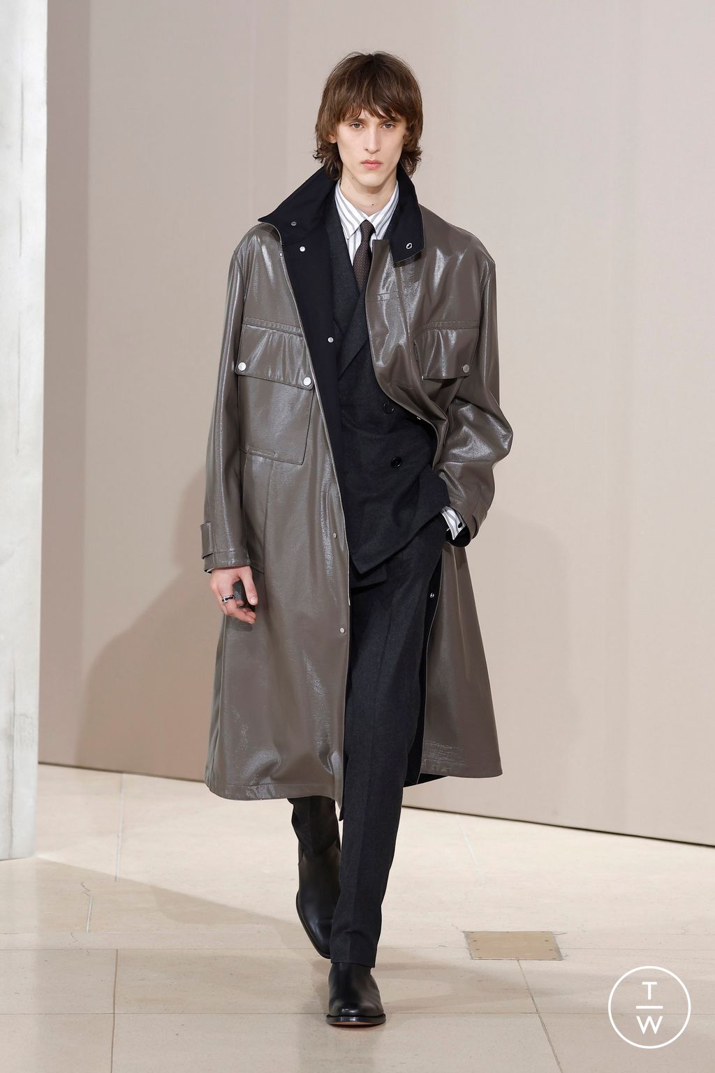 Fashion Week Paris Fall/Winter 2025 look 11 from the Hermès collection menswear