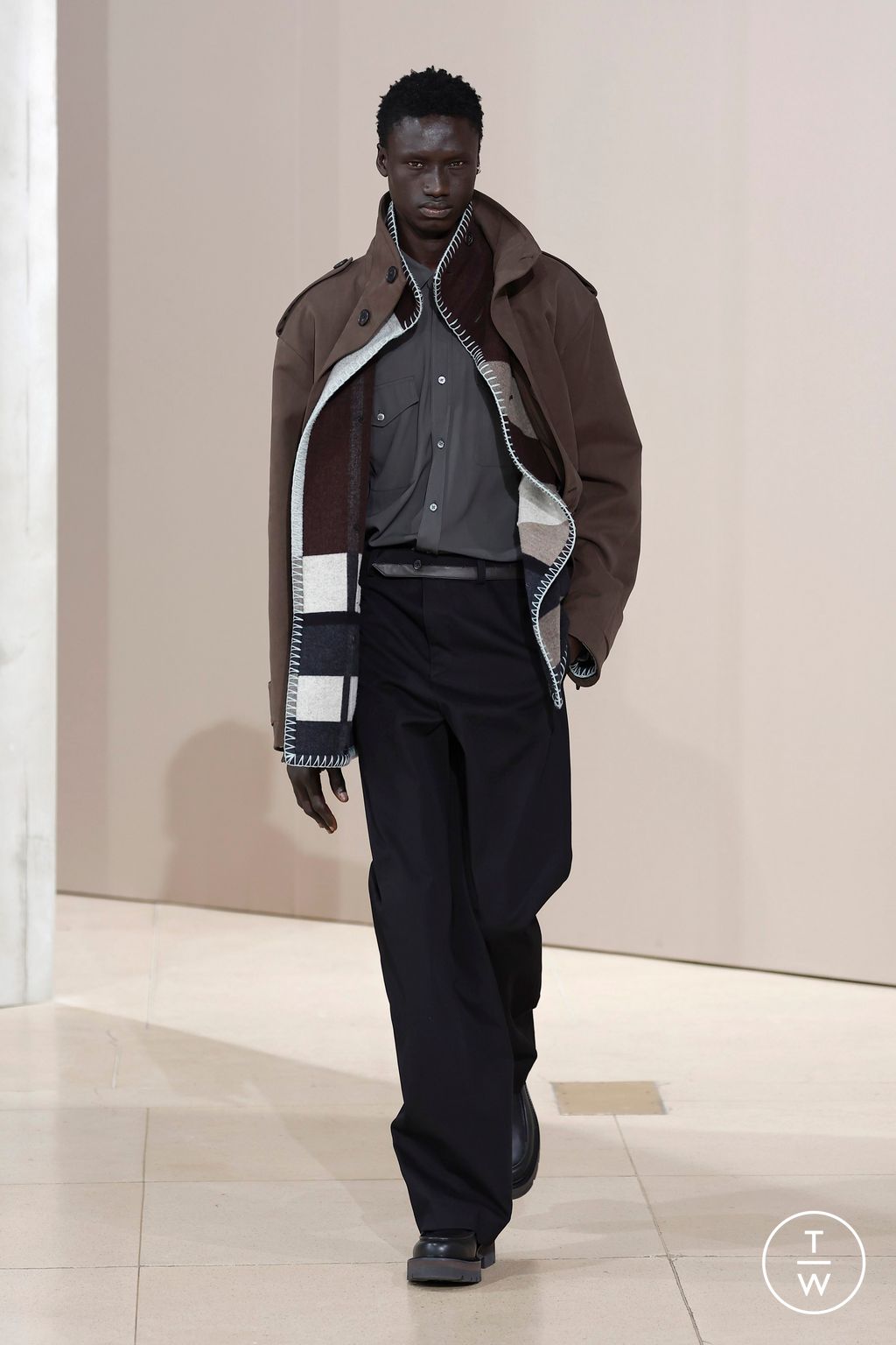 Fashion Week Paris Fall/Winter 2025 look 17 from the Hermès collection menswear