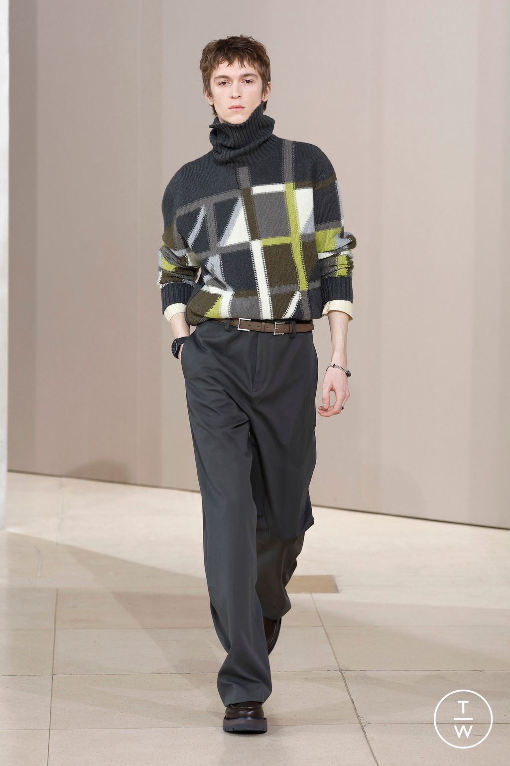 Fashion Week Paris Fall/Winter 2025 look 22 from the Hermès collection menswear