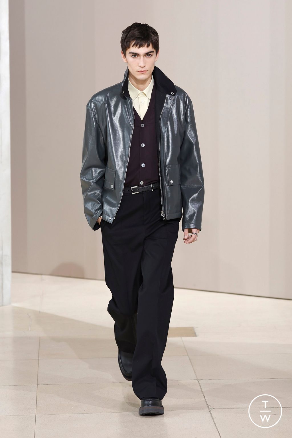 Fashion Week Paris Fall/Winter 2025 look 24 from the Hermès collection 男装