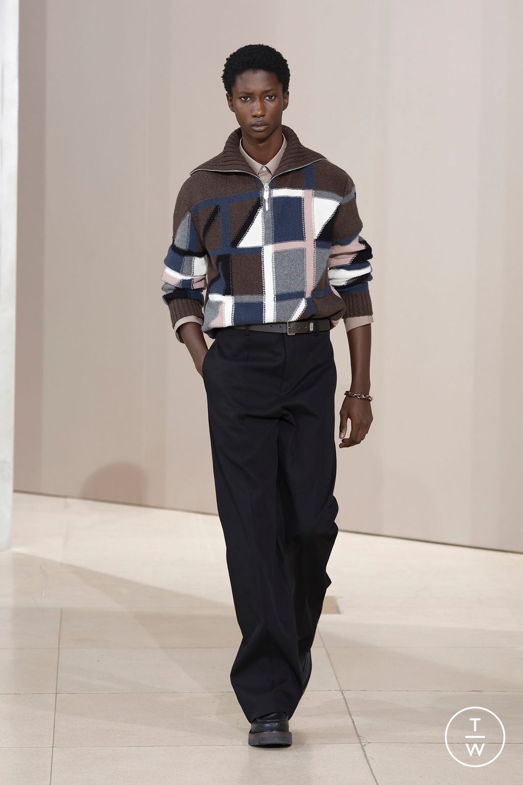 Fashion Week Paris Fall/Winter 2025 look 26 from the Hermès collection menswear