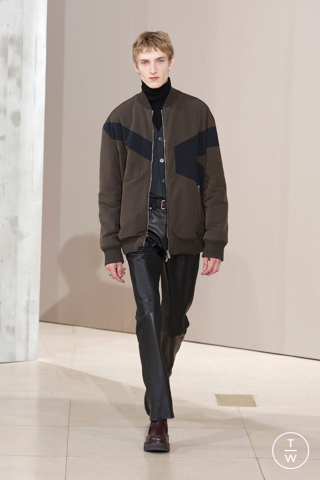 Fashion Week Paris Fall/Winter 2025 look 30 from the Hermès collection 男装
