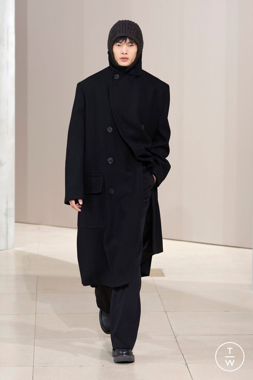 Fashion Week Paris Fall/Winter 2025 look 31 from the Hermès collection menswear