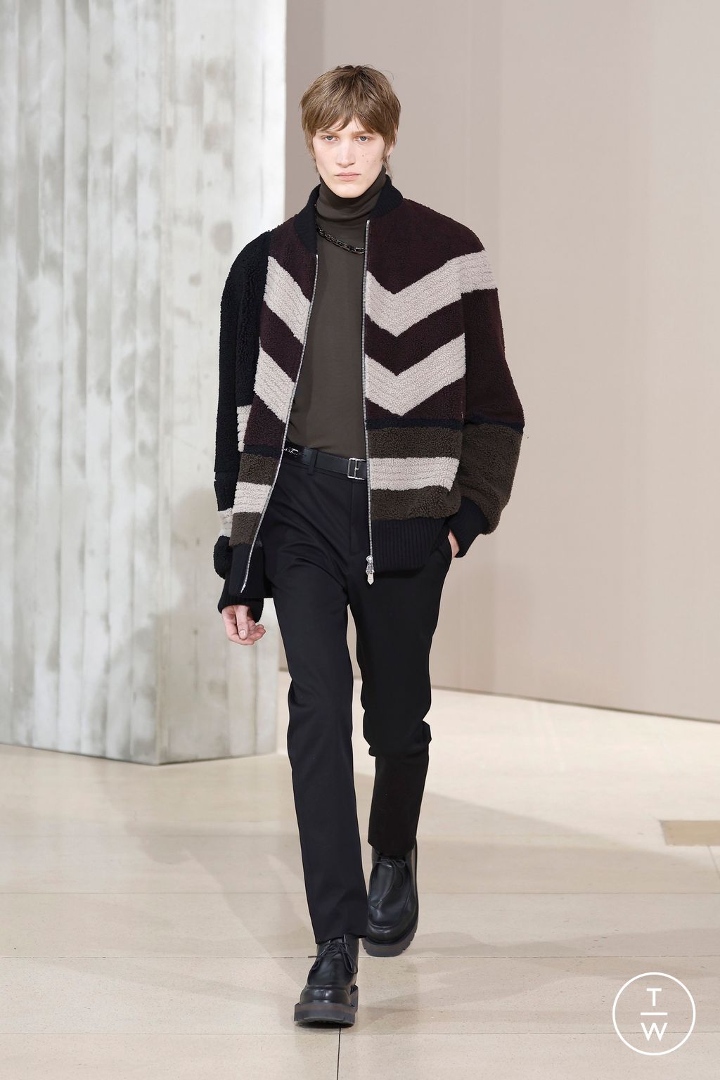 Fashion Week Paris Fall/Winter 2025 look 32 from the Hermès collection menswear