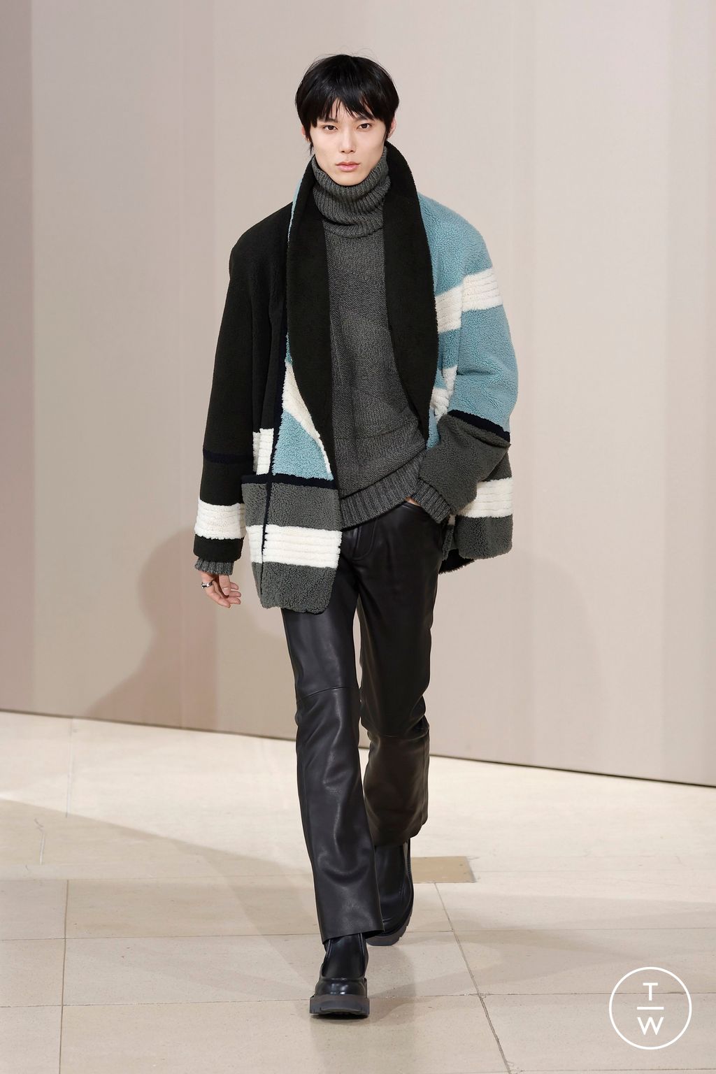 Fashion Week Paris Fall/Winter 2025 look 33 from the Hermès collection menswear