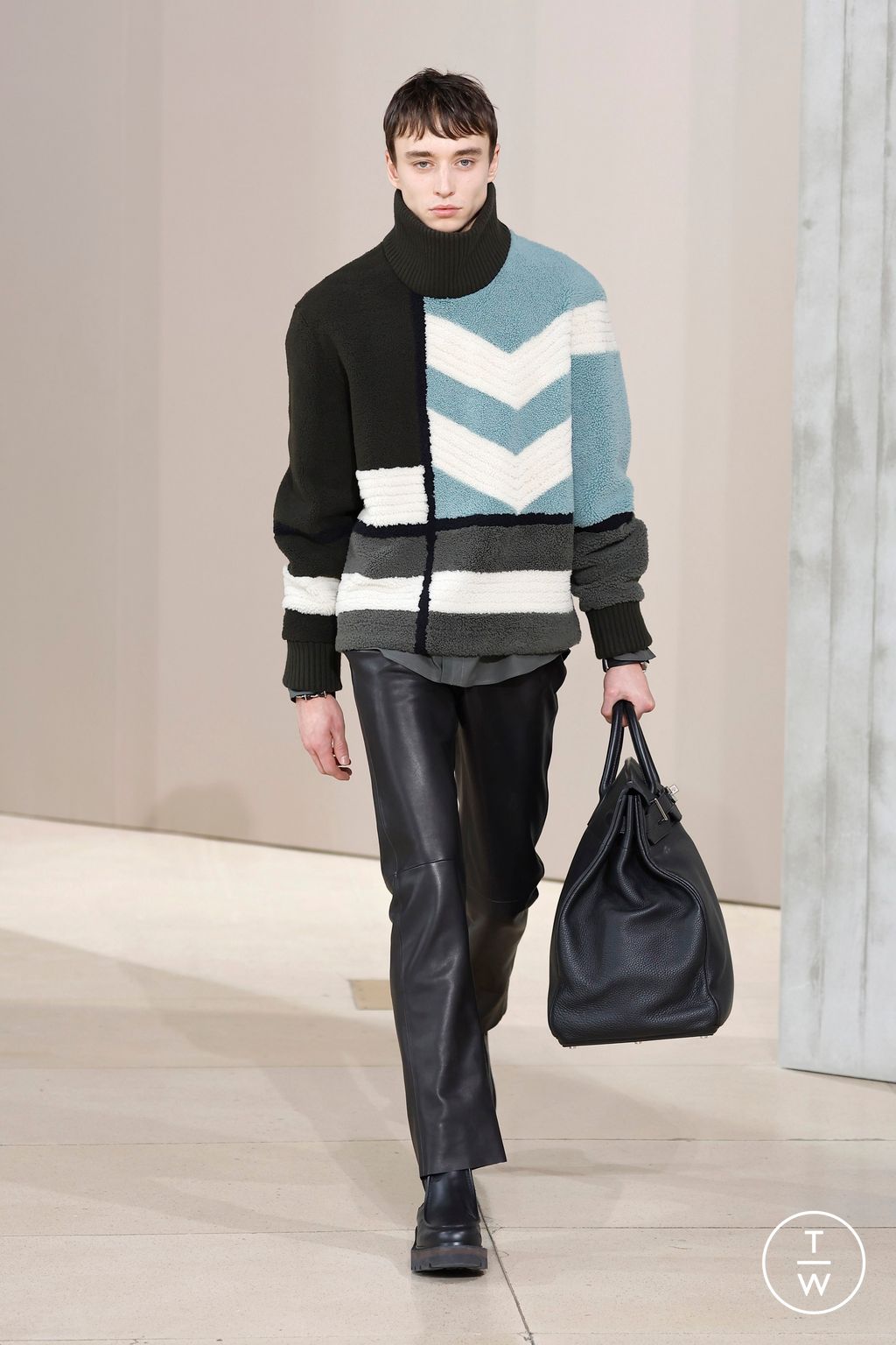 Fashion Week Paris Fall/Winter 2025 look 34 from the Hermès collection menswear
