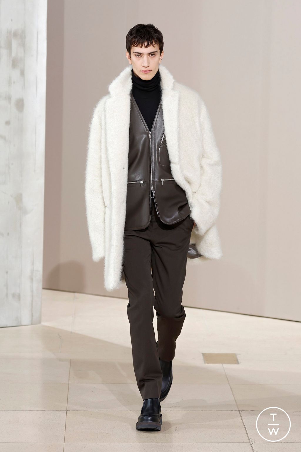Fashion Week Paris Fall/Winter 2025 look 35 from the Hermès collection menswear
