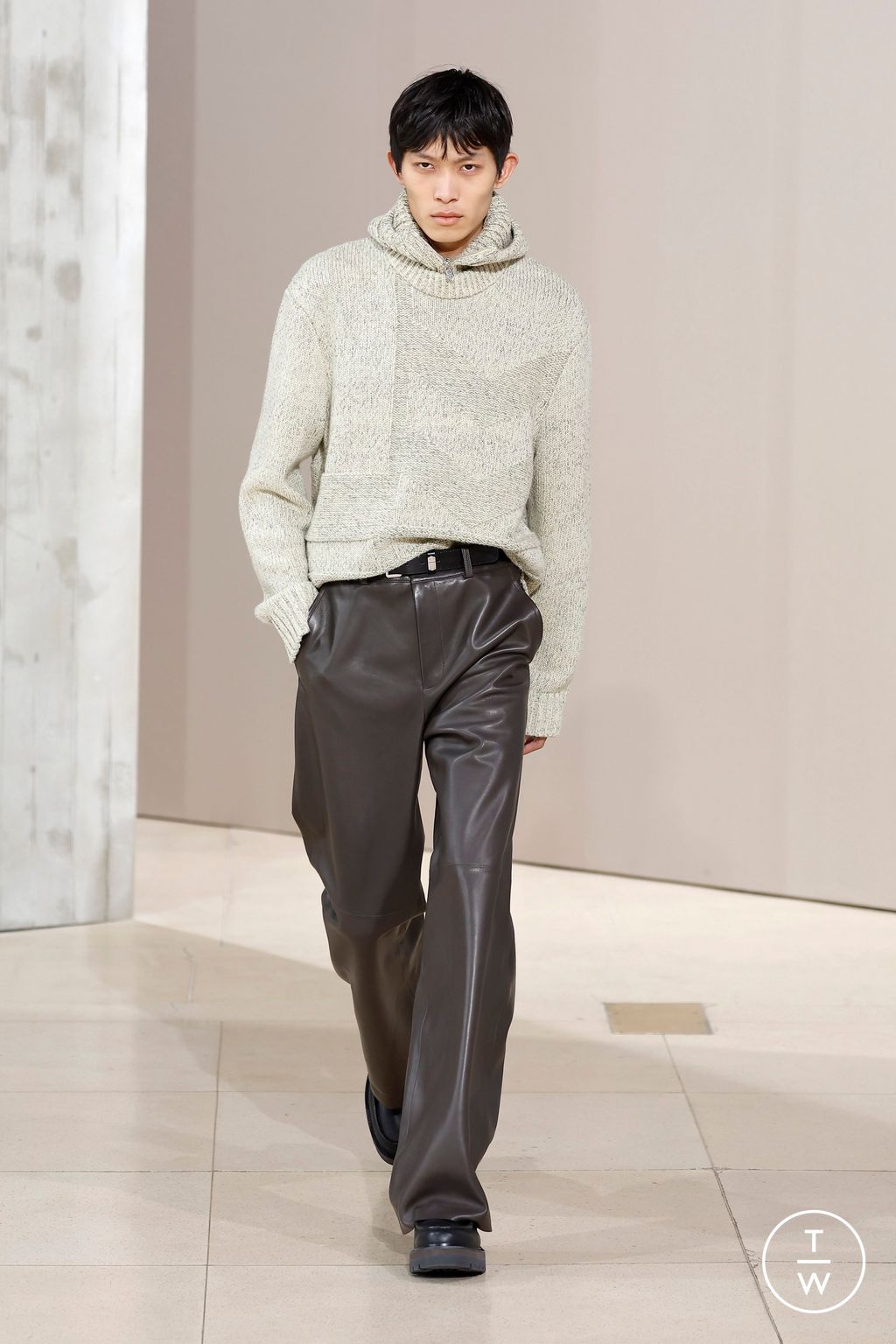 Fashion Week Paris Fall/Winter 2025 look 37 from the Hermès collection 男装