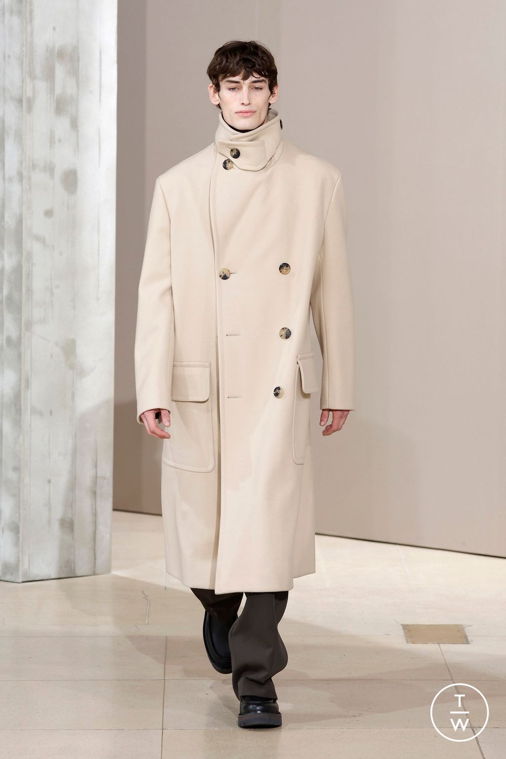Fashion Week Paris Fall/Winter 2025 look 39 from the Hermès collection menswear