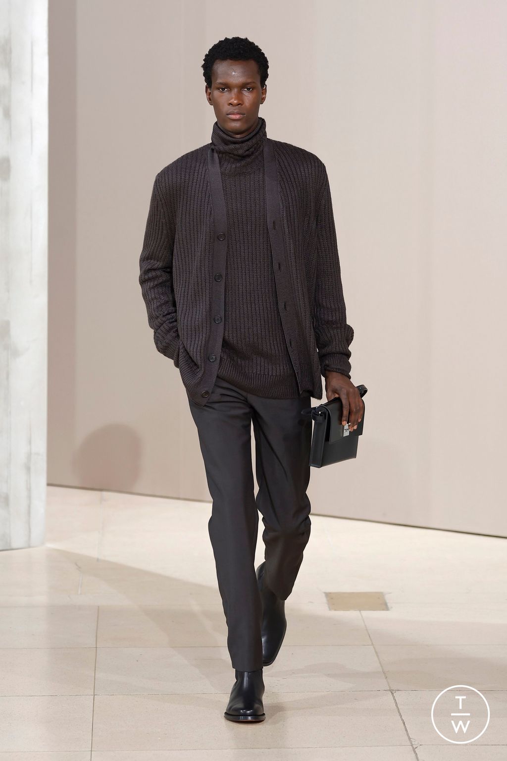 Fashion Week Paris Fall/Winter 2025 look 40 from the Hermès collection 男装